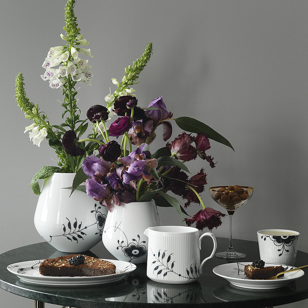 Black Fluted Mega Vas 20,5 cm