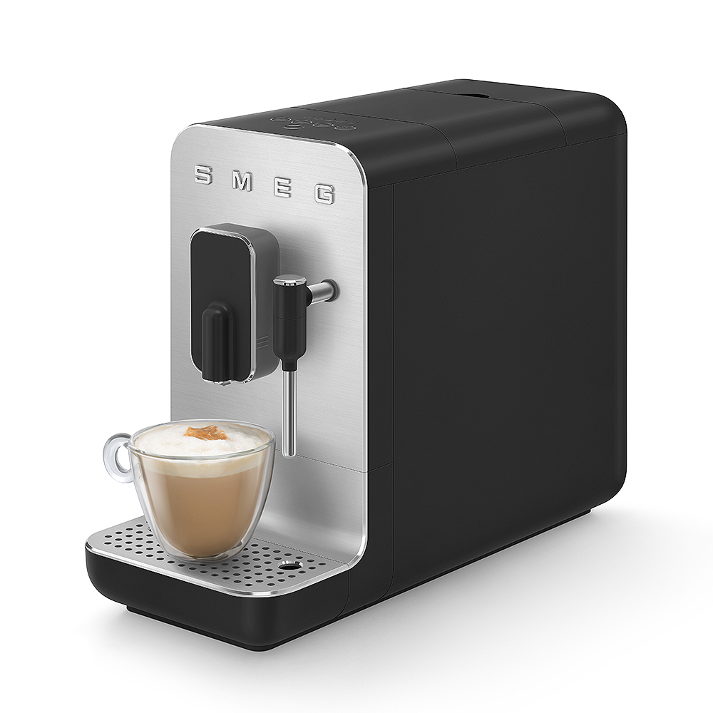 Smeg Helautomatisk Kaffemaskin med mjölkskummare Svart