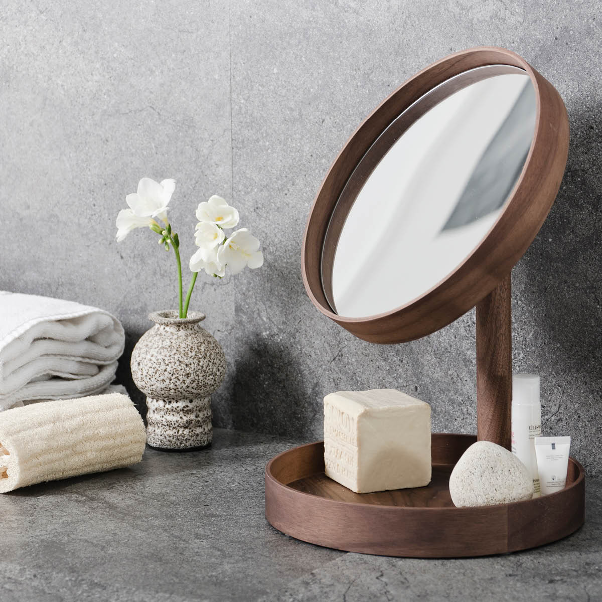 Magnify Mirror Bordsspegel med bricka 25 cm Valnöt