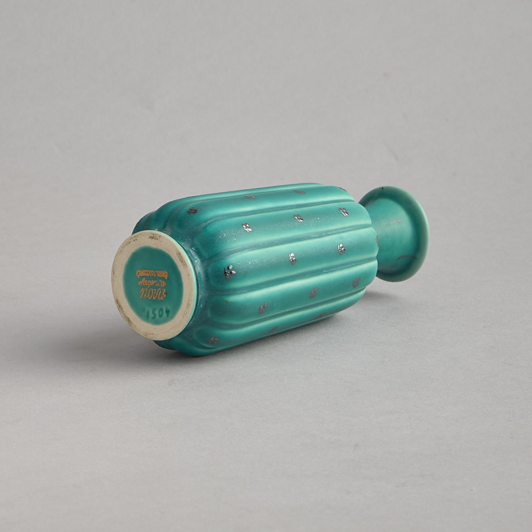 Vas med silverdetaljer