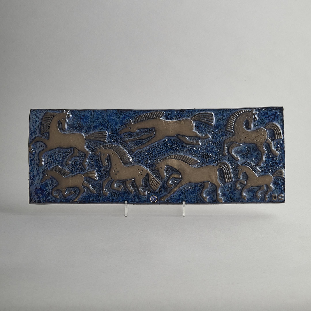 Väggrelief med hästdekor