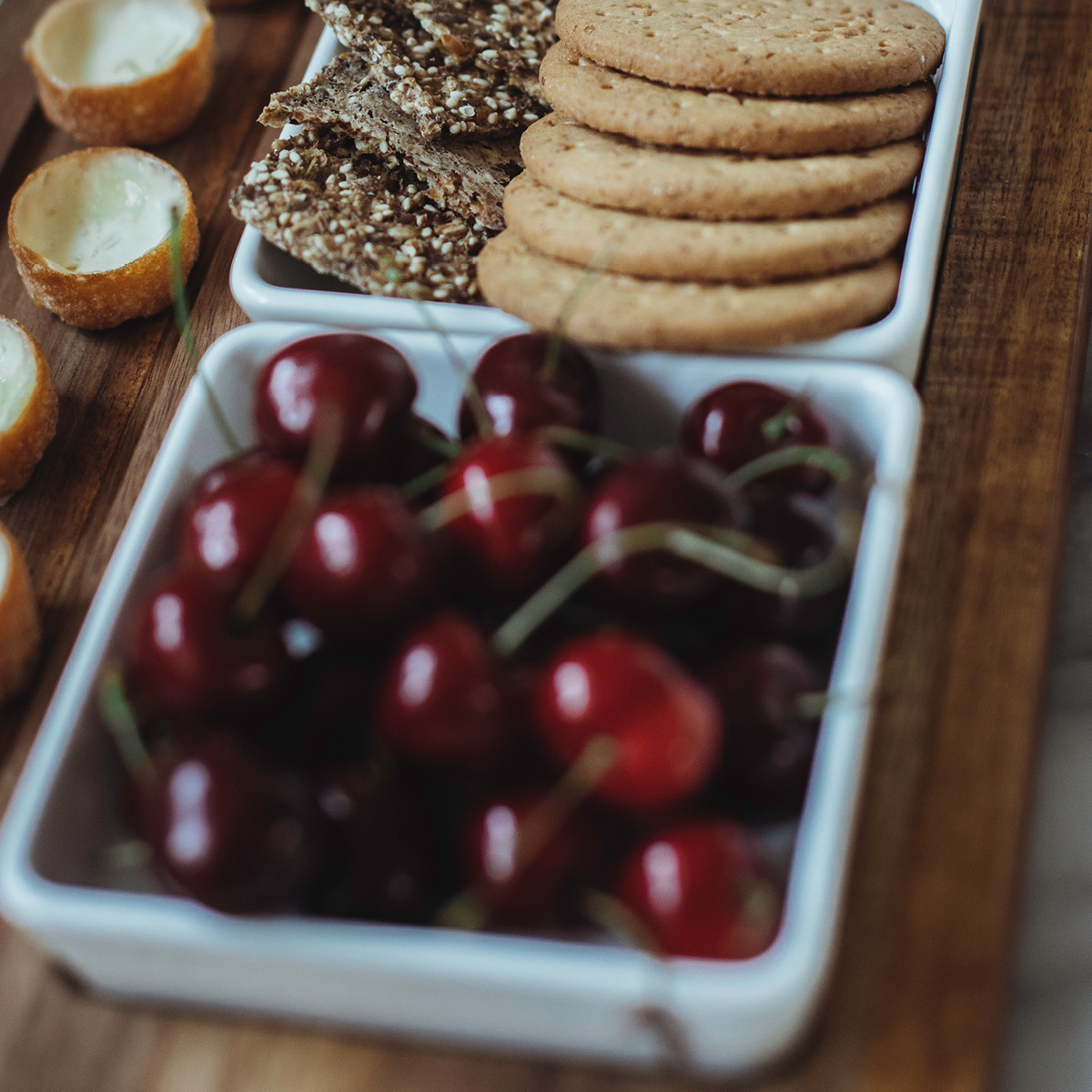 Serveringsbricka med sk&aring;lar 45x23 cm Tr&auml;