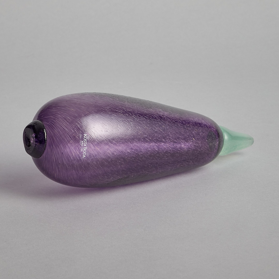 SÅLD Glasfigurin "Aubergine" av Gunnel Sahlin