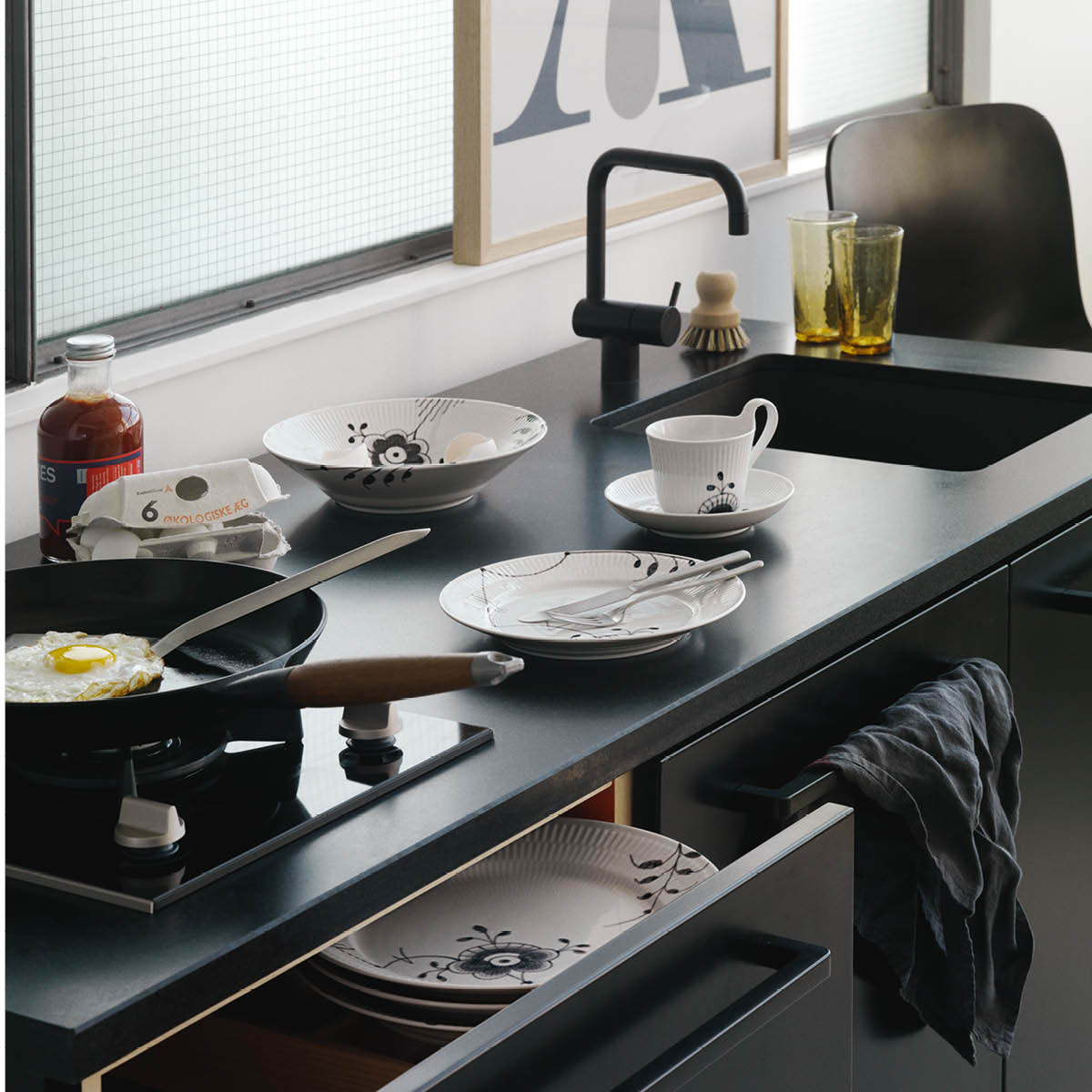 Black Fluted Mega Tallrik djup 24 cm dekor 6