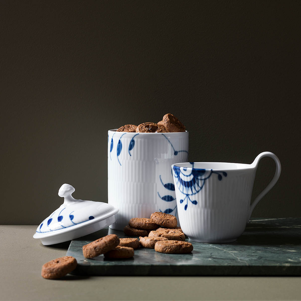 Blue Fluted Mega Kopp 33 cl högt handtag