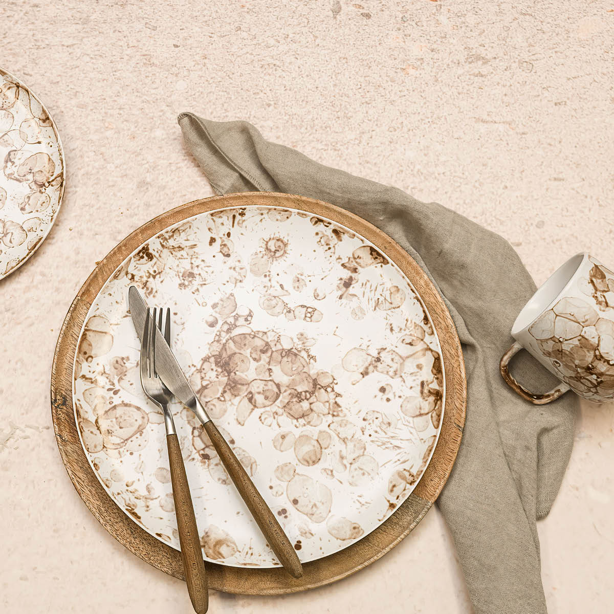 Trevare Dukningstallrik Mangoträ 32 cm Brun