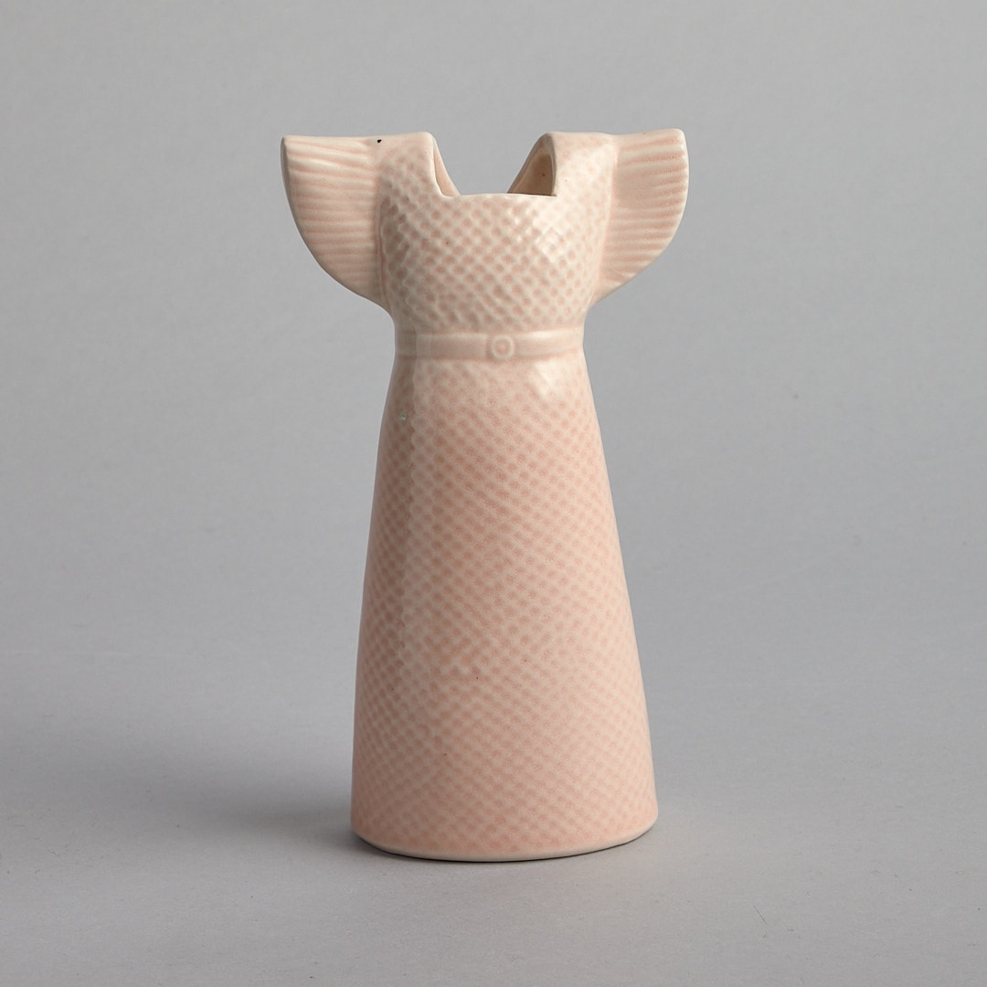 SÅLD Vas Av Lisa Larson i Form av Klänning