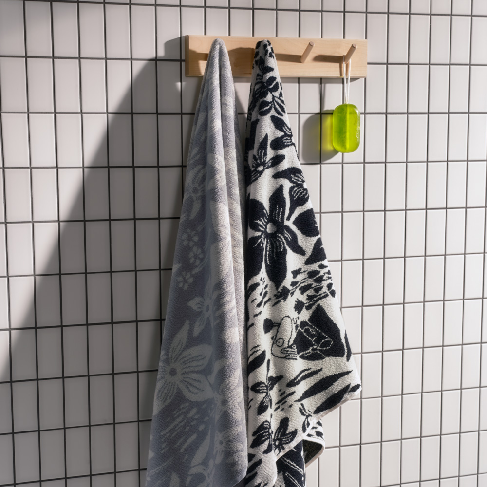 Mumin Badhandduk 70x140 cm Lilja Svart/Vit
