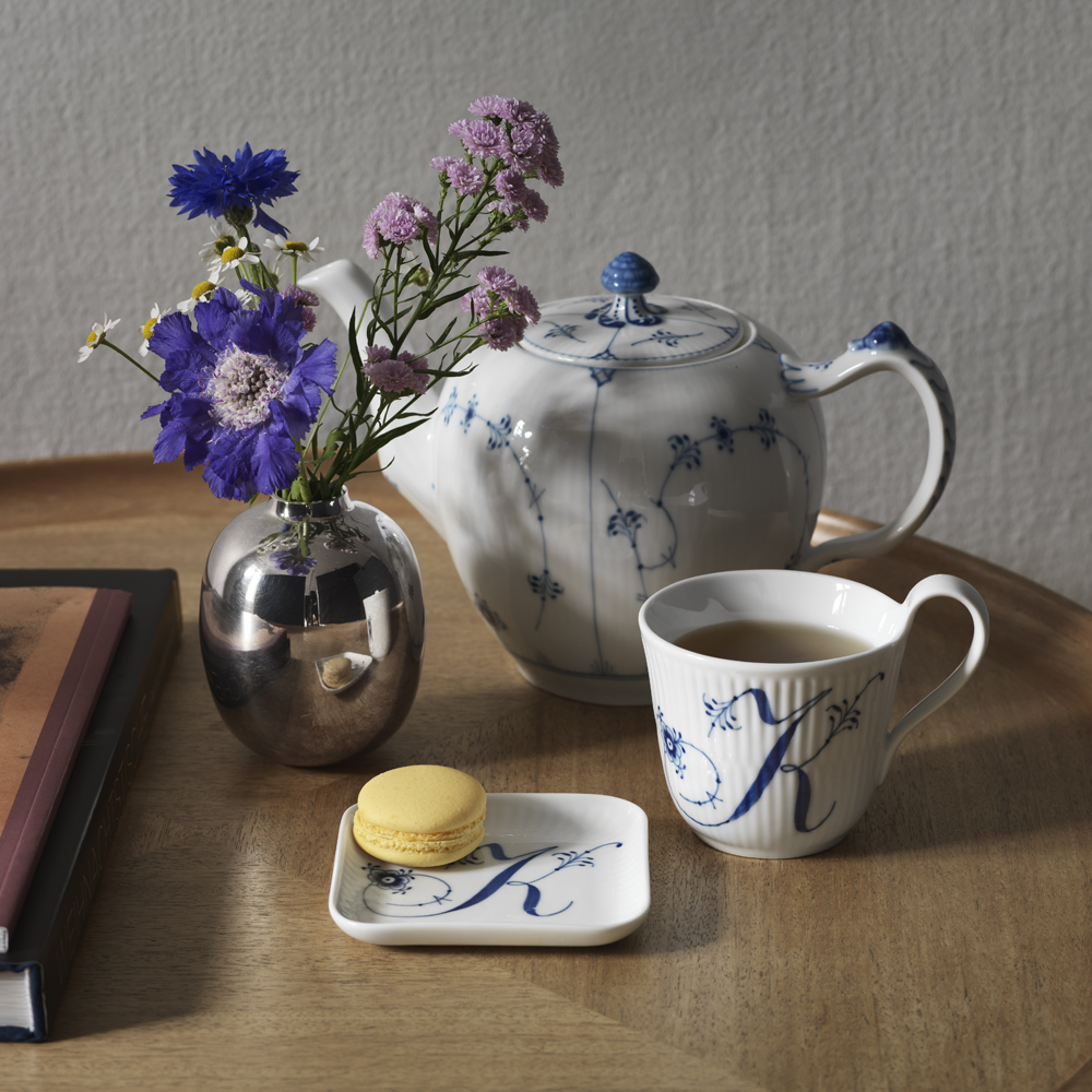 Blue Fluted Pl Alphabet Mugg 33 cl K