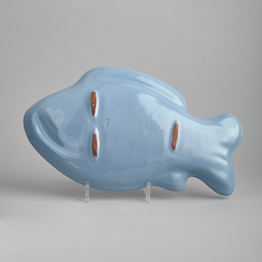 Blått fat i form av fisk