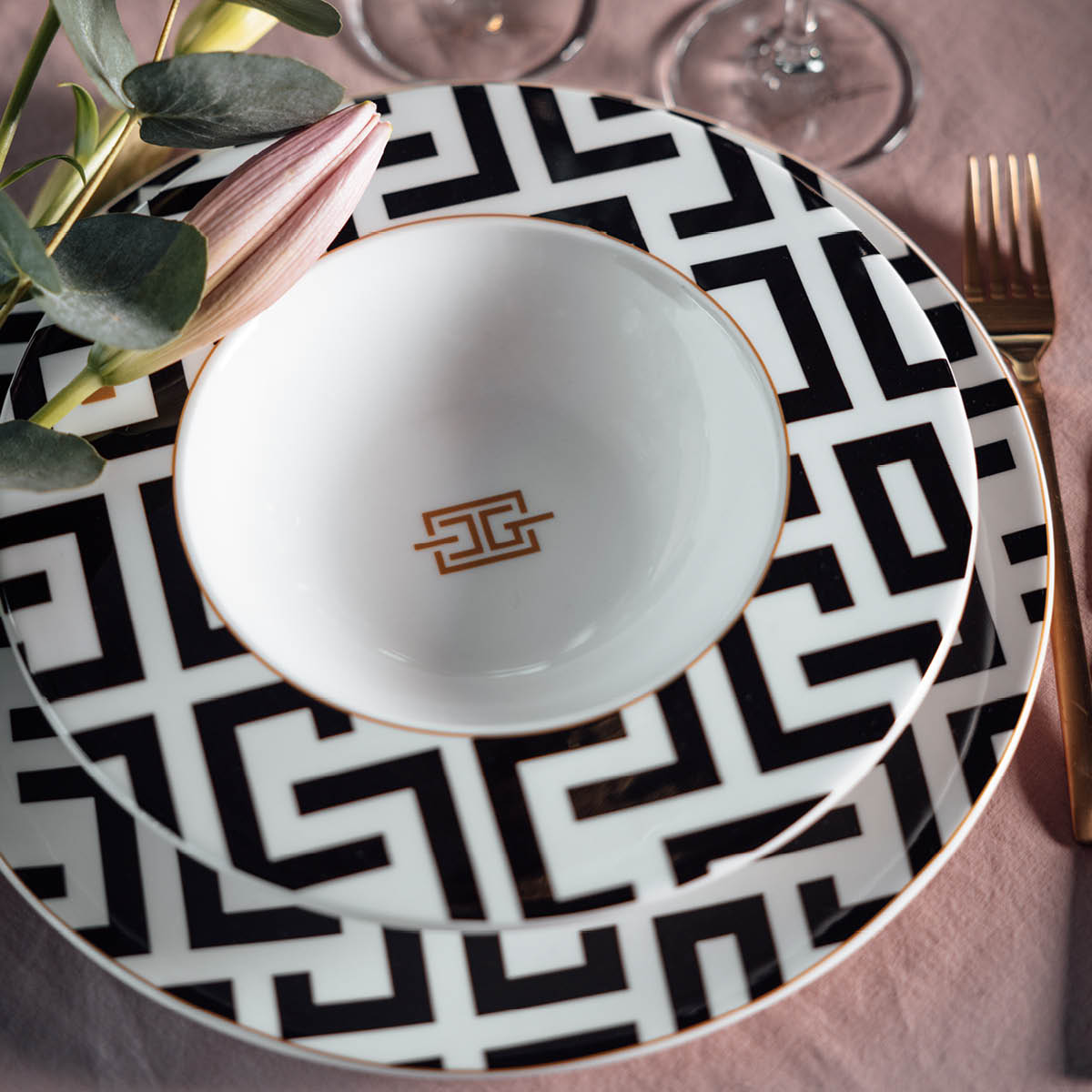 DECO Black Djup tallrik 24 cm