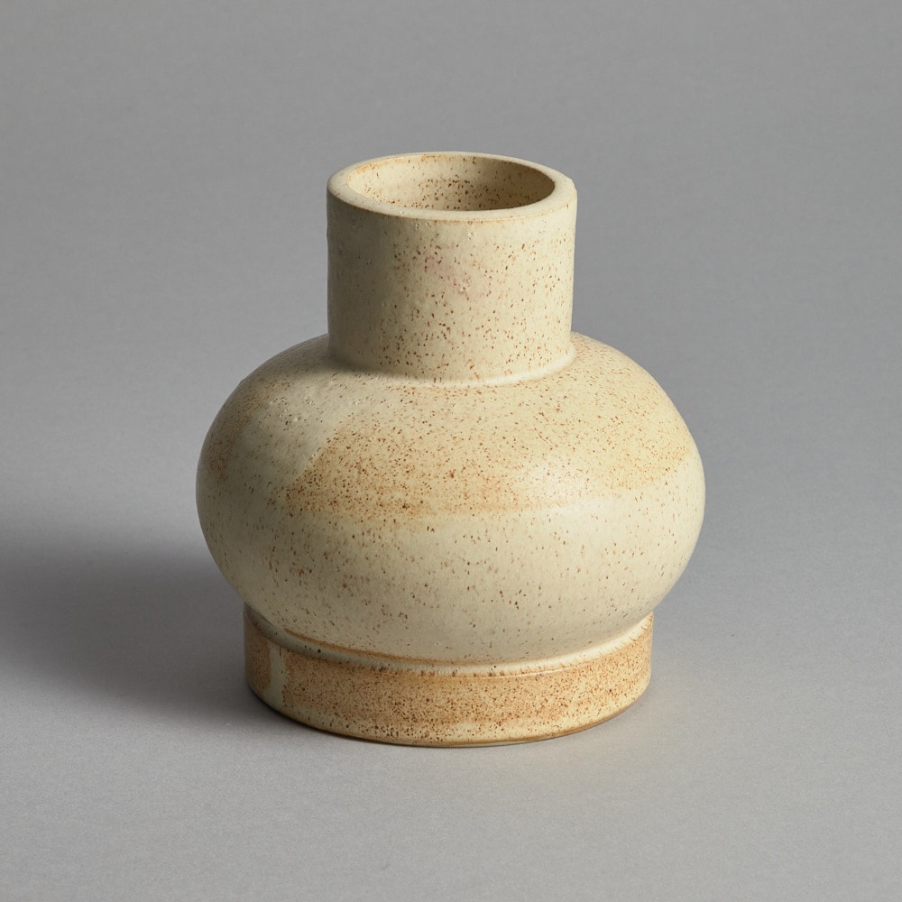 SÅLD Beige Klotvas med hals vas Alva Ekberg