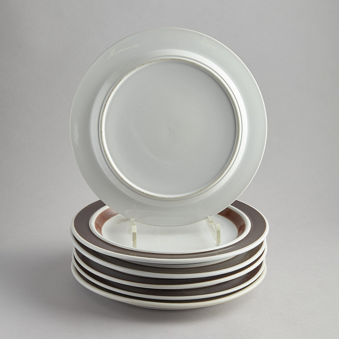 Tallrikar med brun dekor