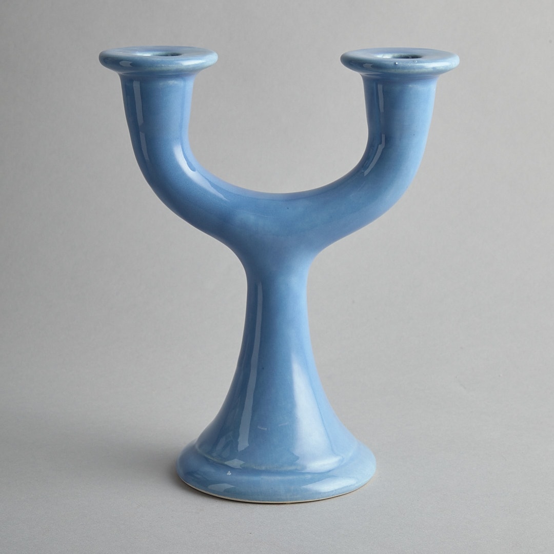 Guldkroken tv&aring;armad ljusstake