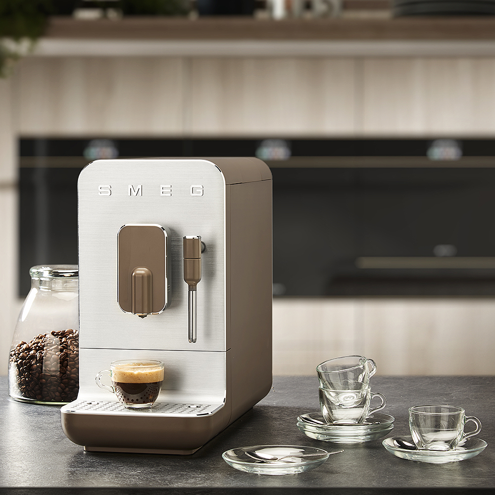 Smeg 50's Style Helautomatisk Kaffemaskin Taupe