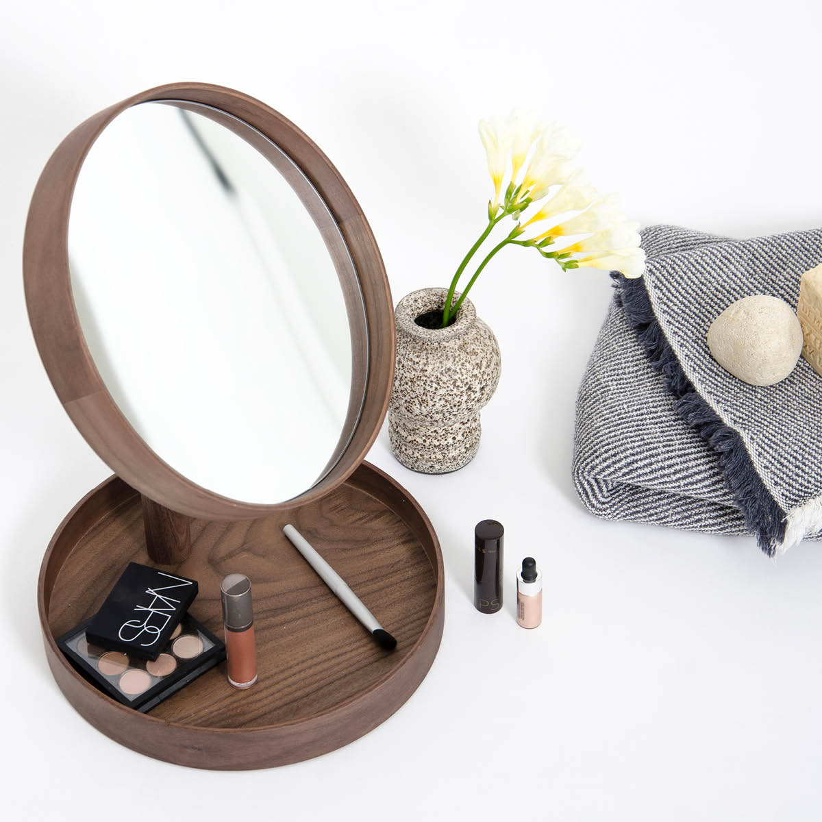 Magnify Mirror Bordsspegel med bricka 25 cm Valnöt