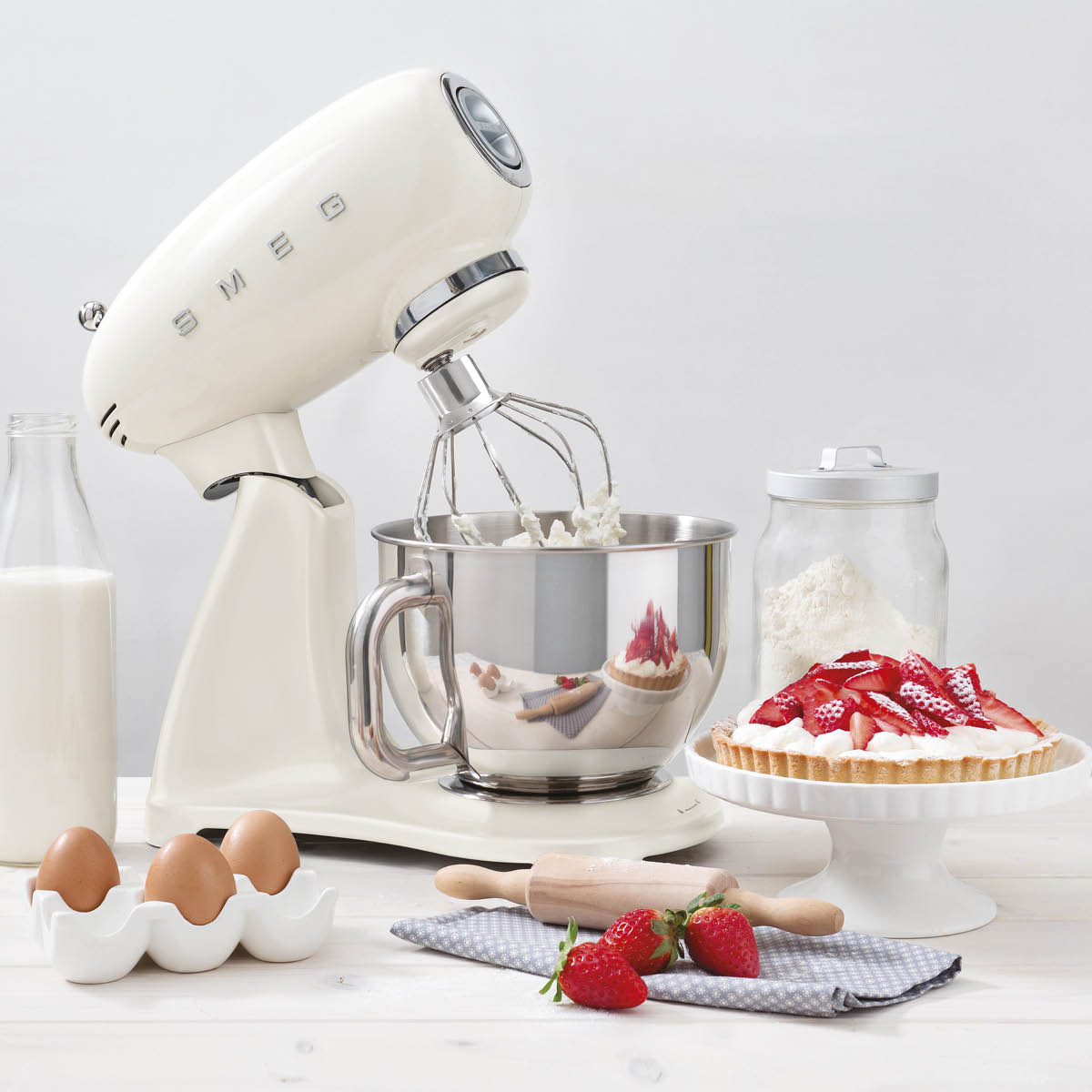 Smeg 50's Style Köksmaskin SMF03 4,8 L Creme