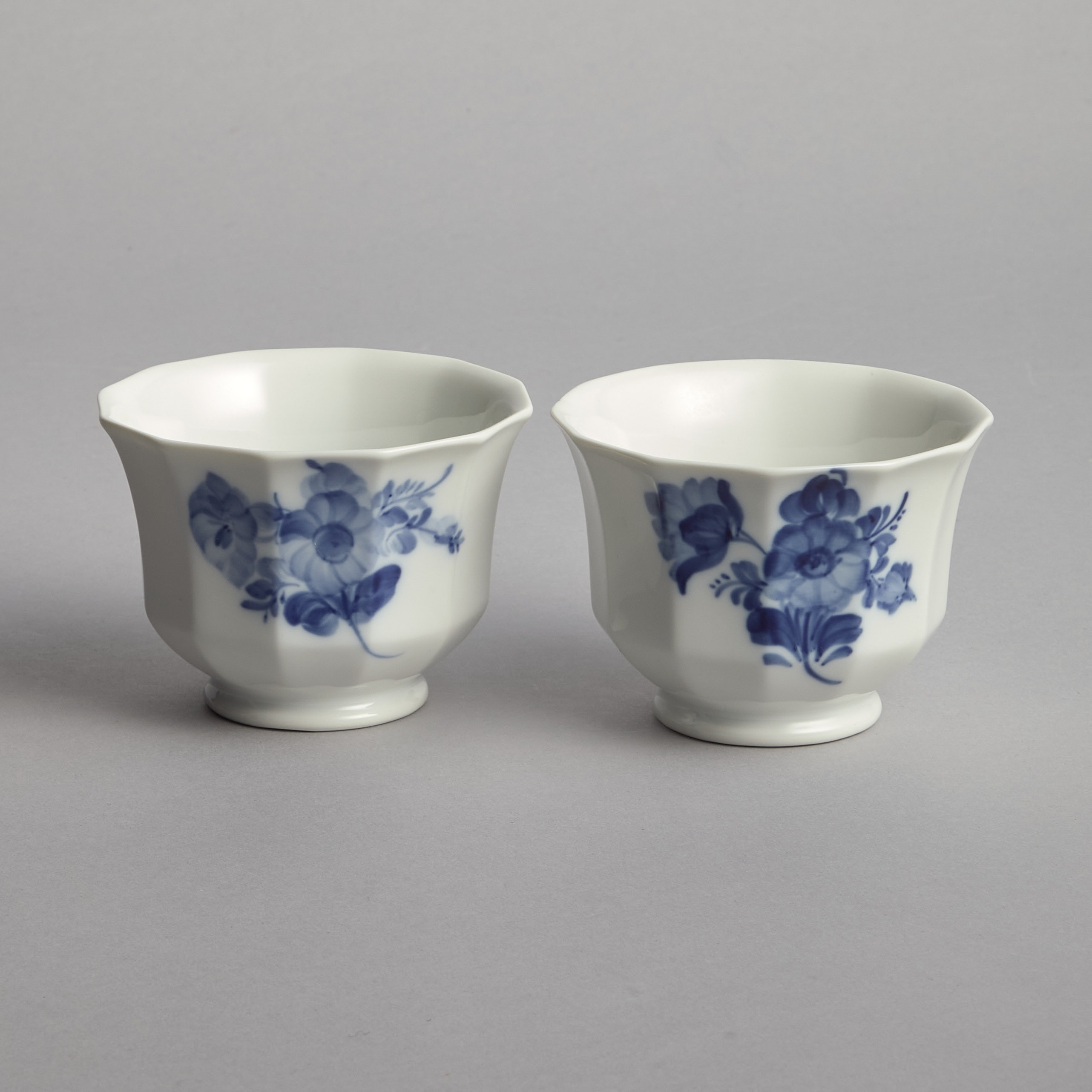 SÅLD "Blå Blomster" 2 små Krukor