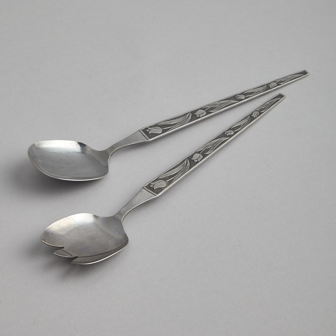 Salladsbestick med dekor av blommor