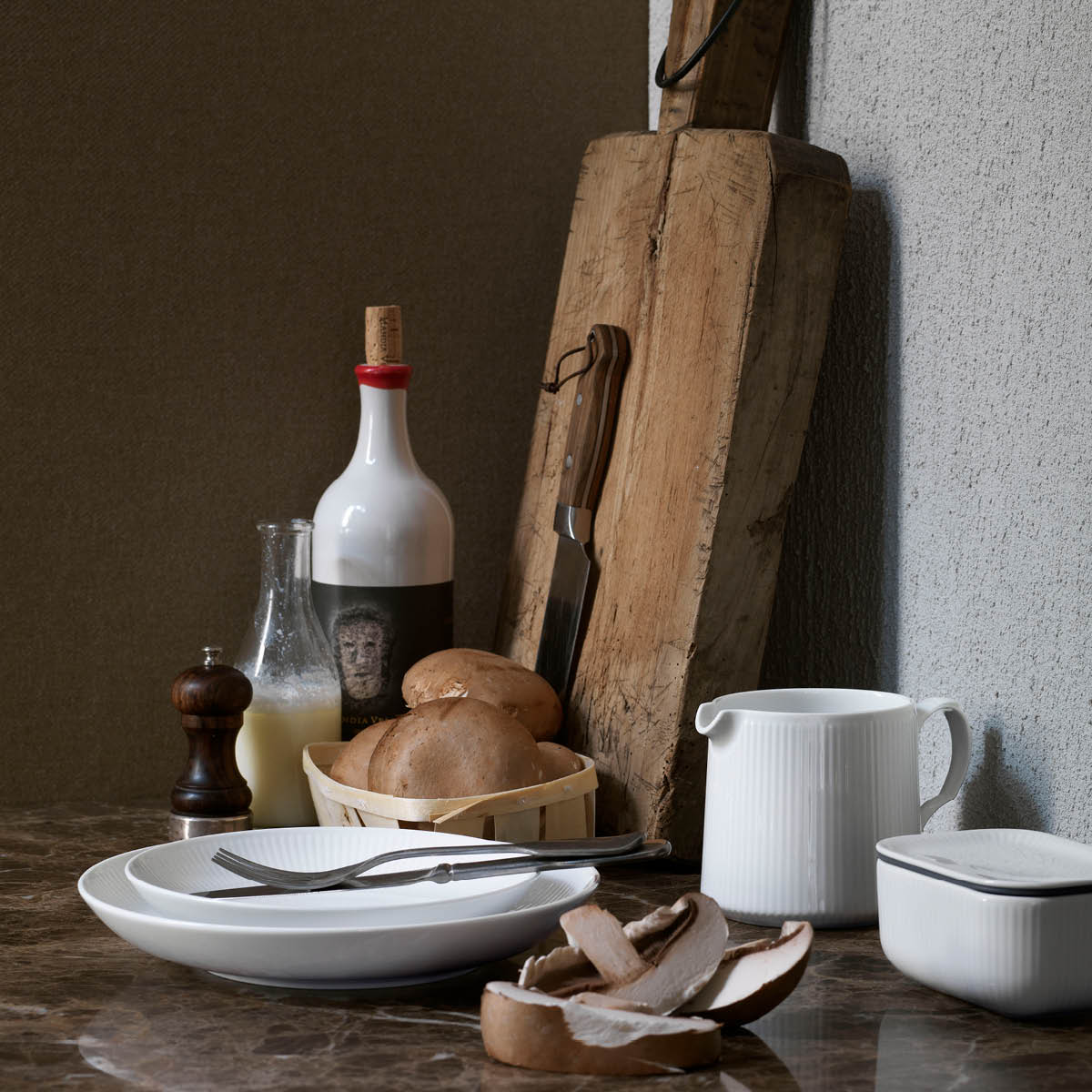 White Fluted Smörask med lock 42 cl