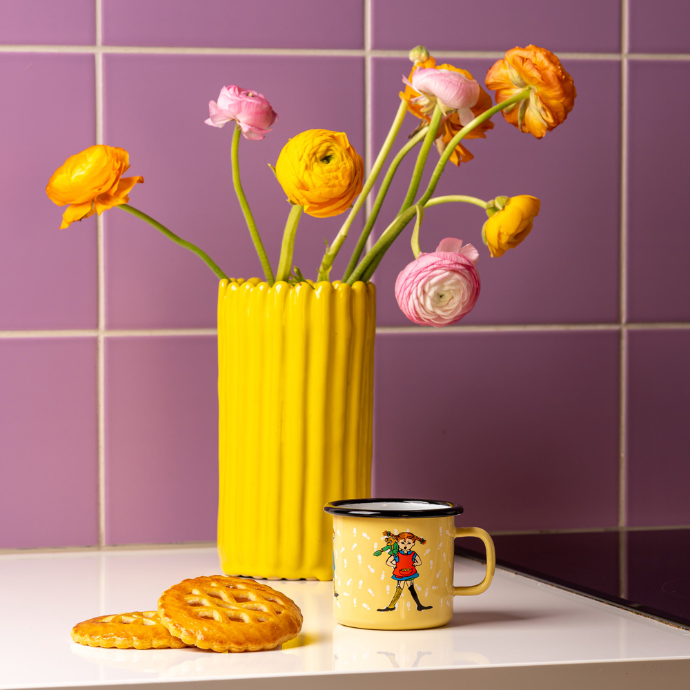 Pippi Emaljmugg Fotsp&aring;r 2,5 dl Gul