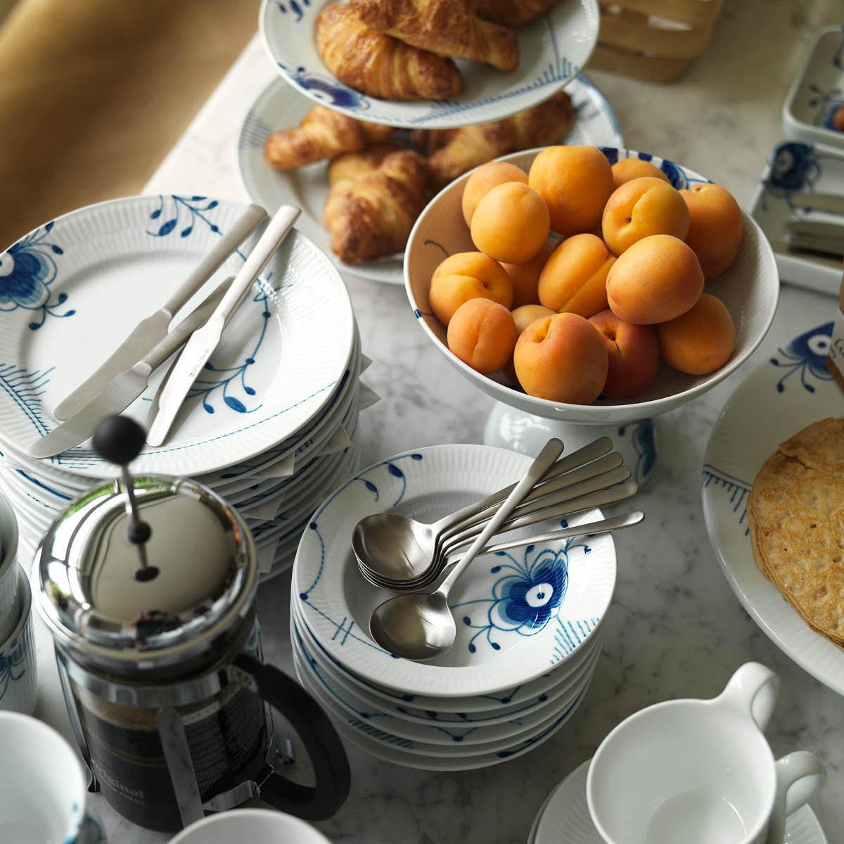 Blue Fluted Mega Tallrik djup 17 cm