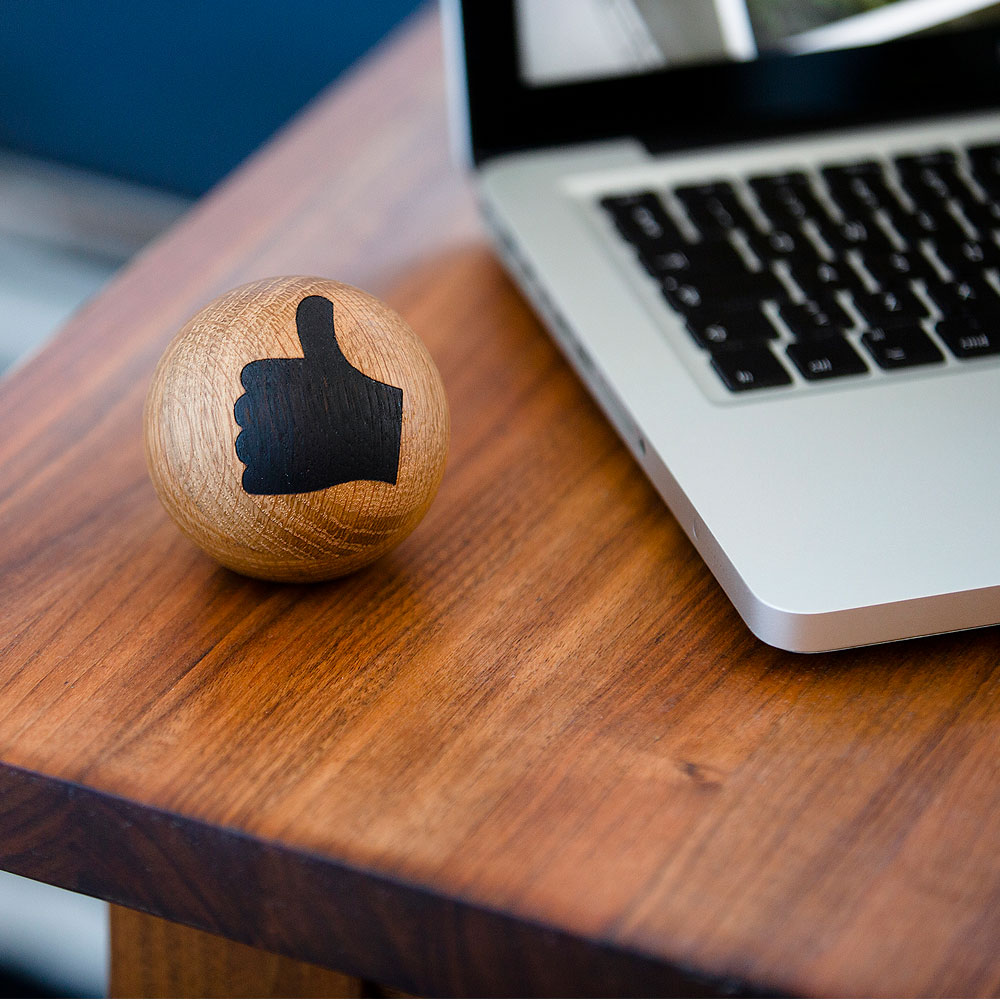 Emojiboll Ek 7 cm Thumbs up