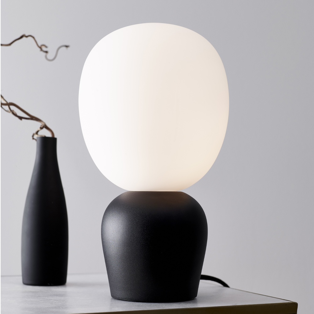 Buddy Bordslampa 18,4 cm Svart Struktur/Opal Glas