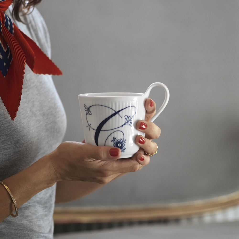 Blue Fluted Pl Alphabet Mugg 33 cl C