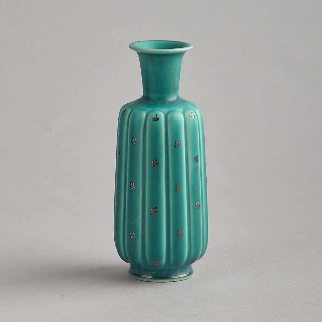 Vas med silverdetaljer