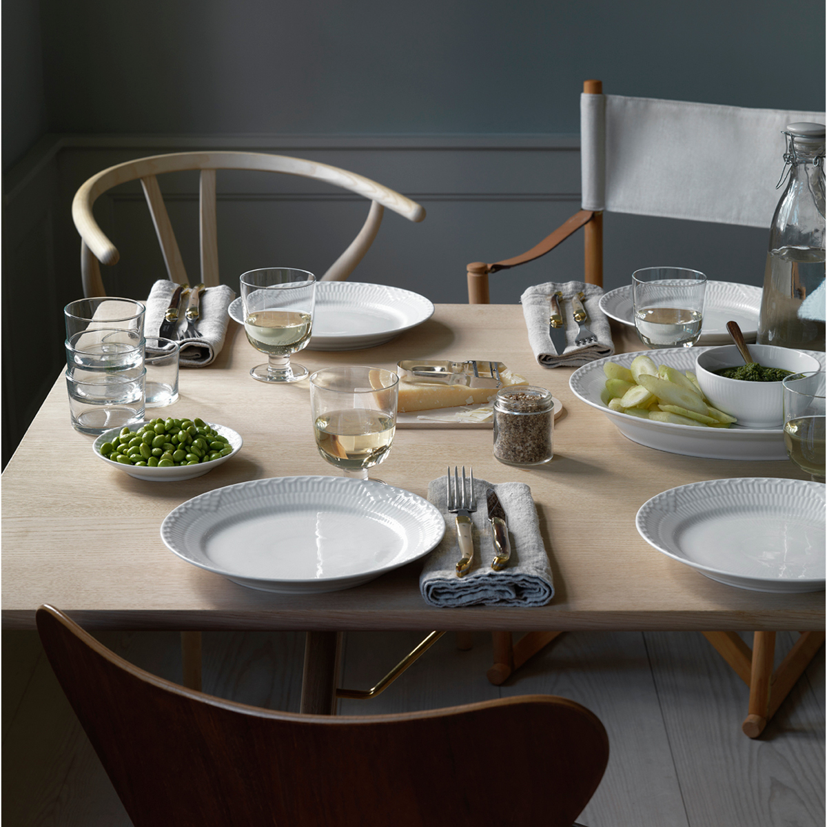 White Fluted Half Lace Fat Oval 36 cm