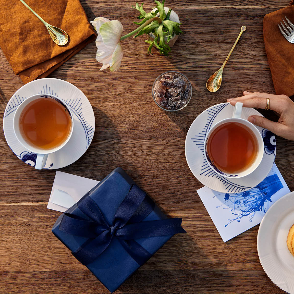 Blue Fluted Mega Tekopp med fat 28 cl