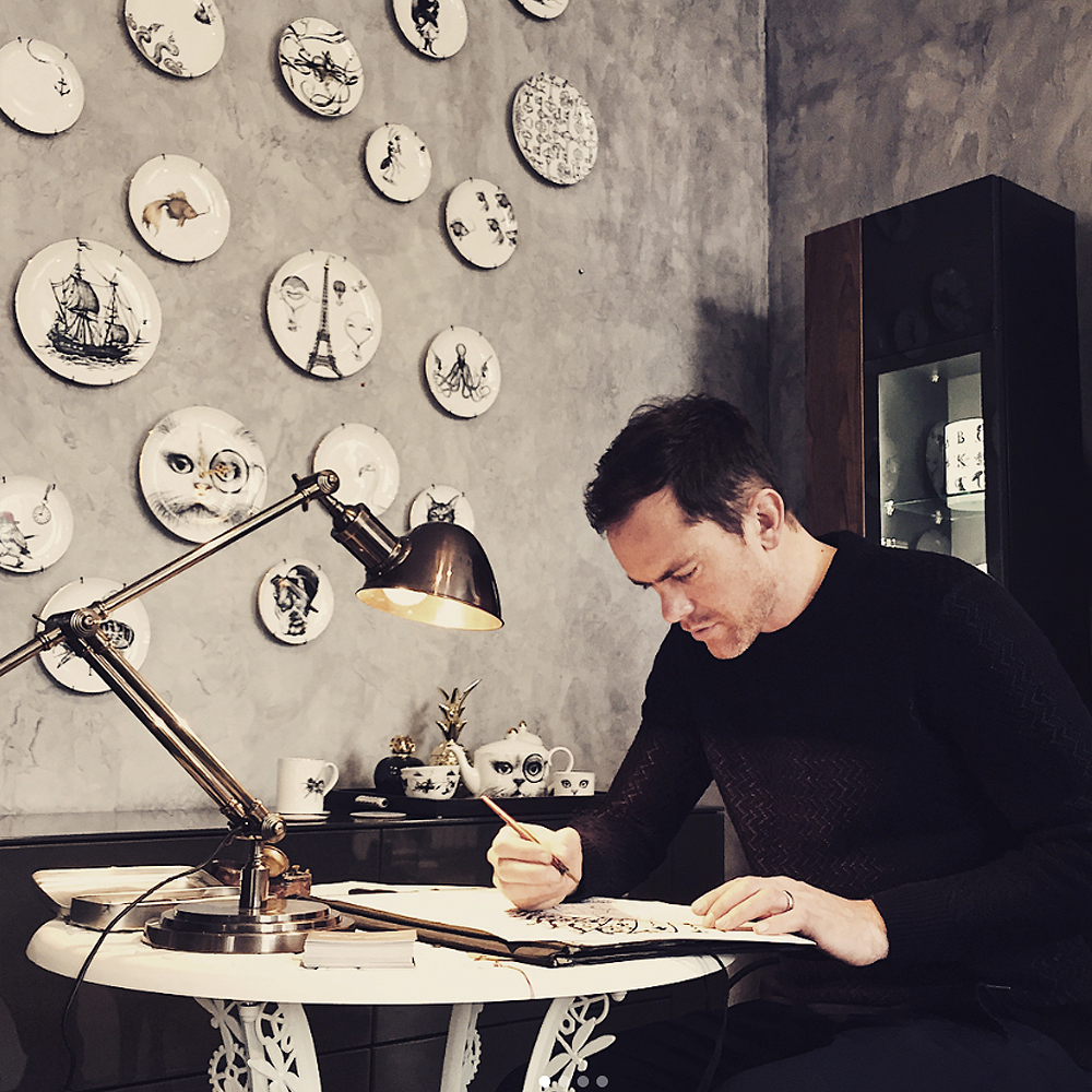 Perfect Plate Swirly Masked Skull 21 cm