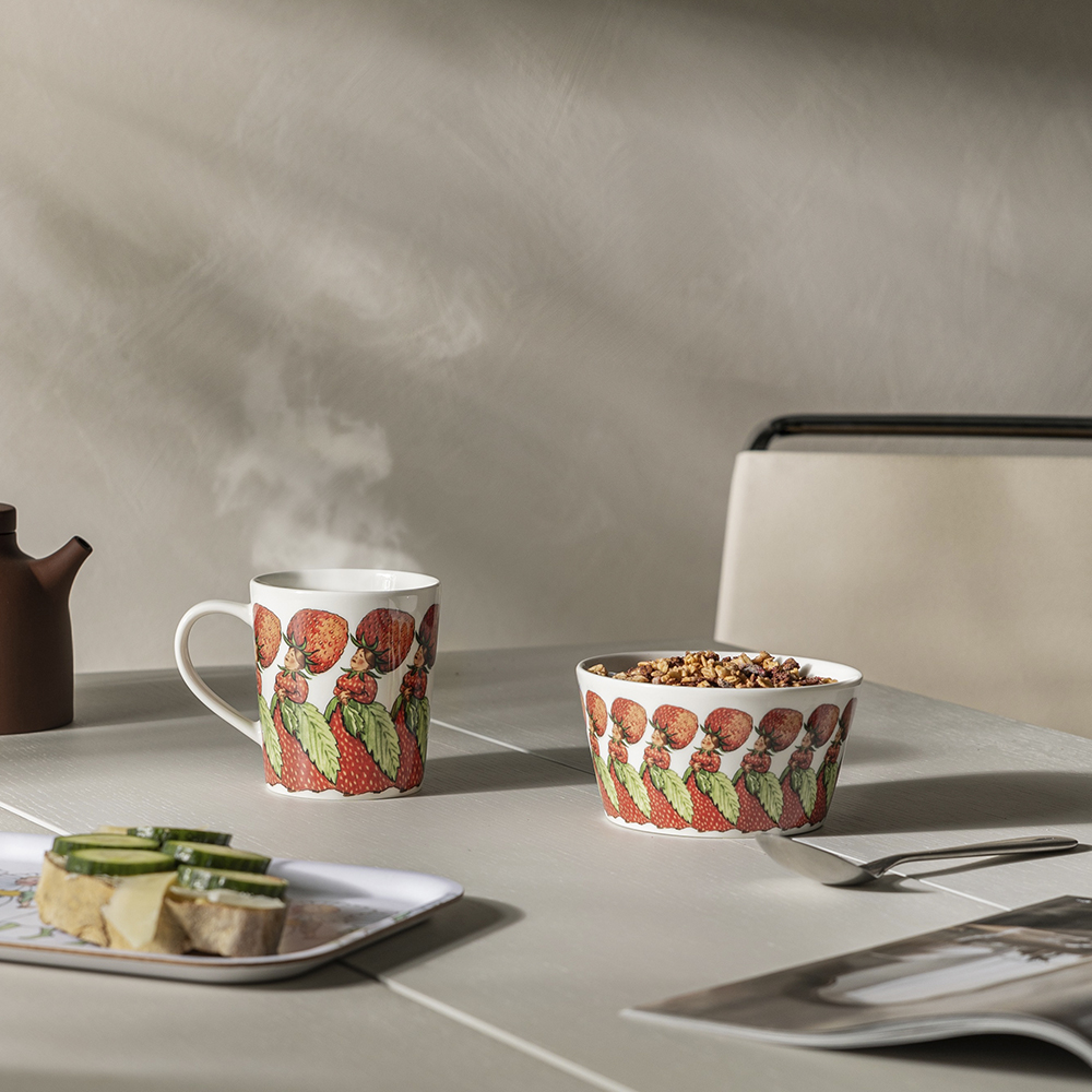 Elsa Beskow Mugg/öra 40 cl Familjen Jordgubbe