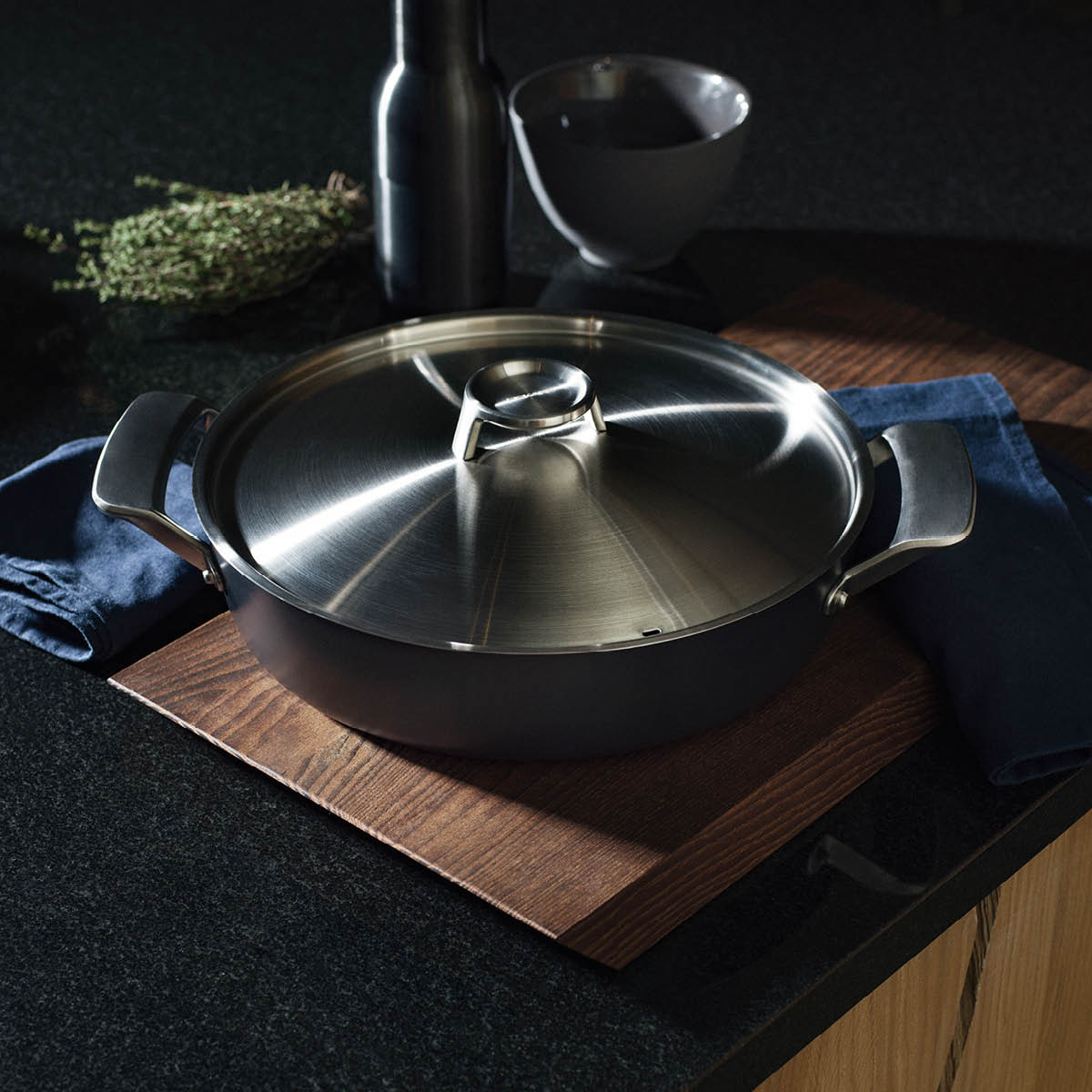 Taiten Ugnspanna med lock 28 cm Svart