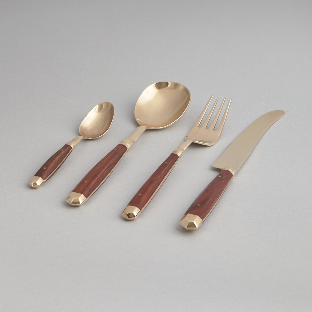 SÅLD Bestickset i Rosenträ och mässing 24 delar