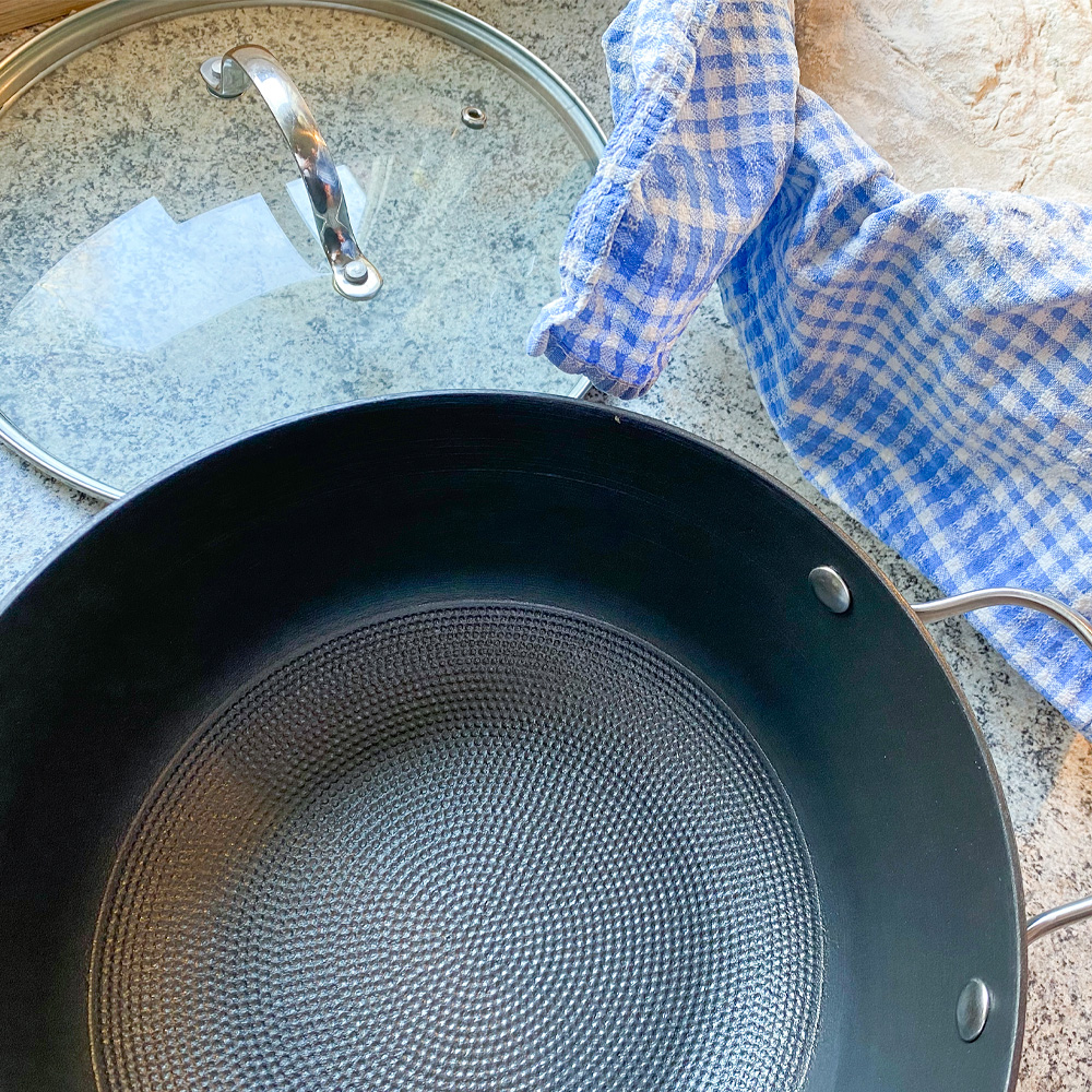 Sauteuse L&auml;ttviktsgjutj&auml;rn med glaslock 24 cm Svart