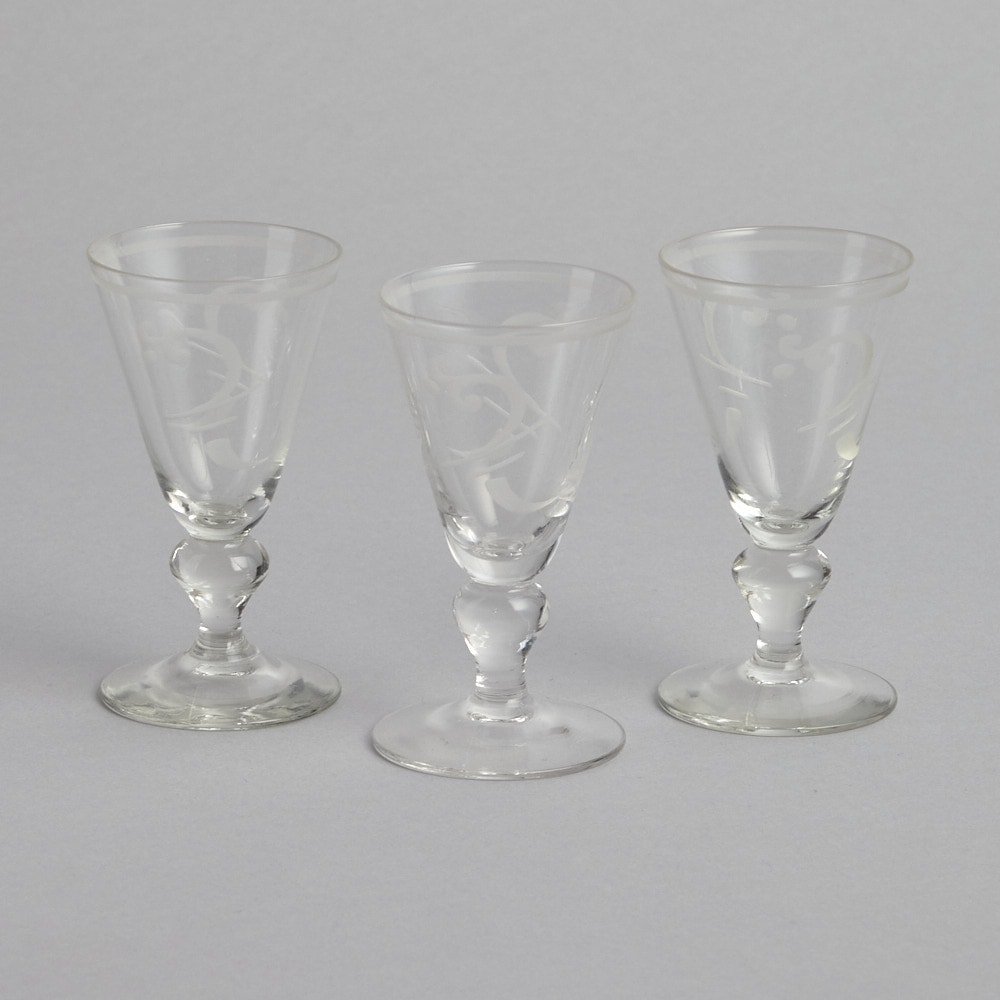 Snapsglas med välvd fot 3 st