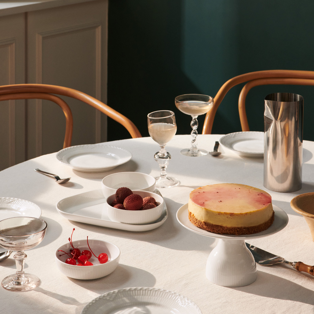 White Fluted Tallrik på fot 20 cm Vit