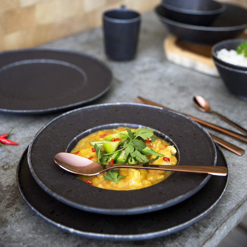 Black Satin Tallrik Djup 29 cm Svart