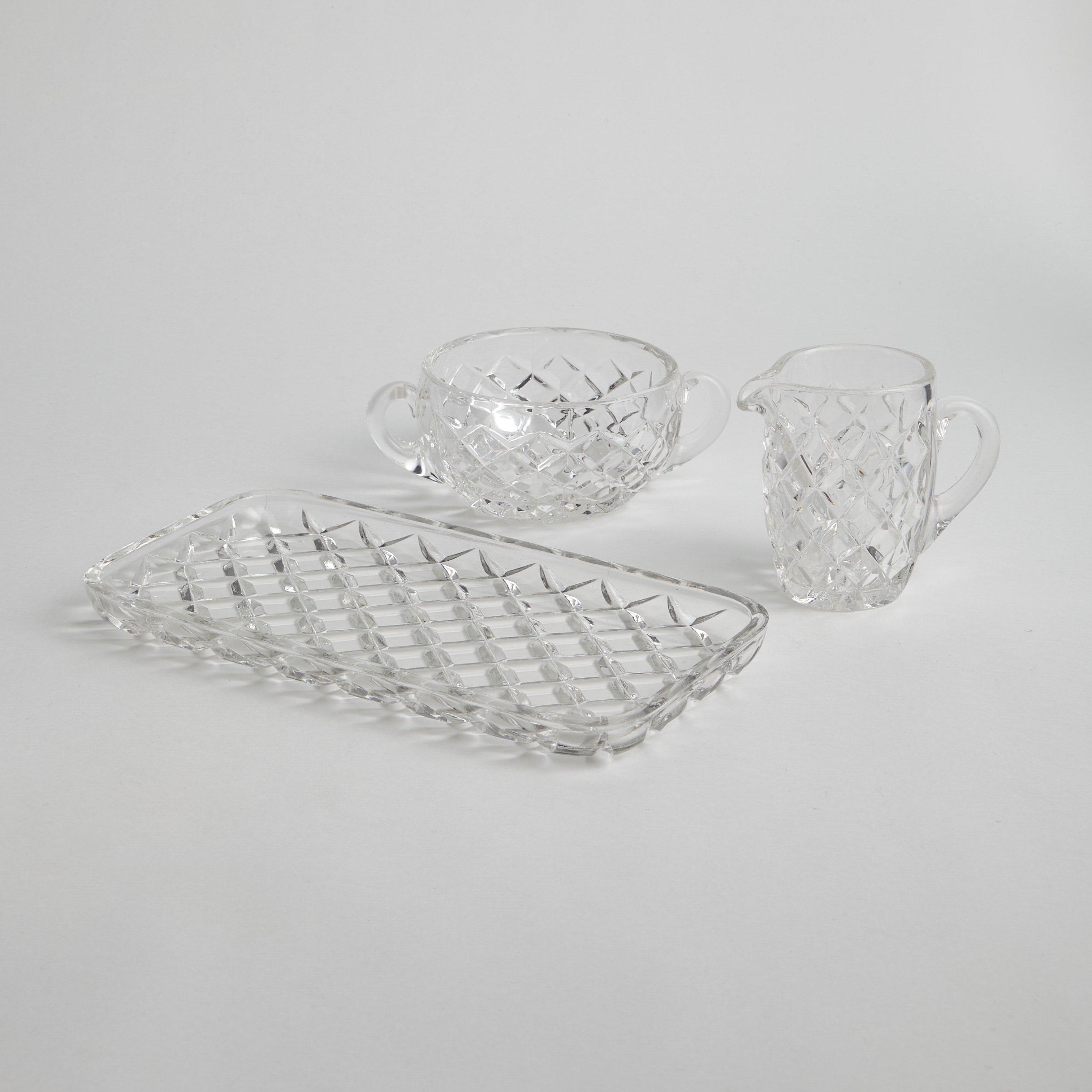 SÅLD Sockerskål, Gräddkanna och Bricka i Pressglas