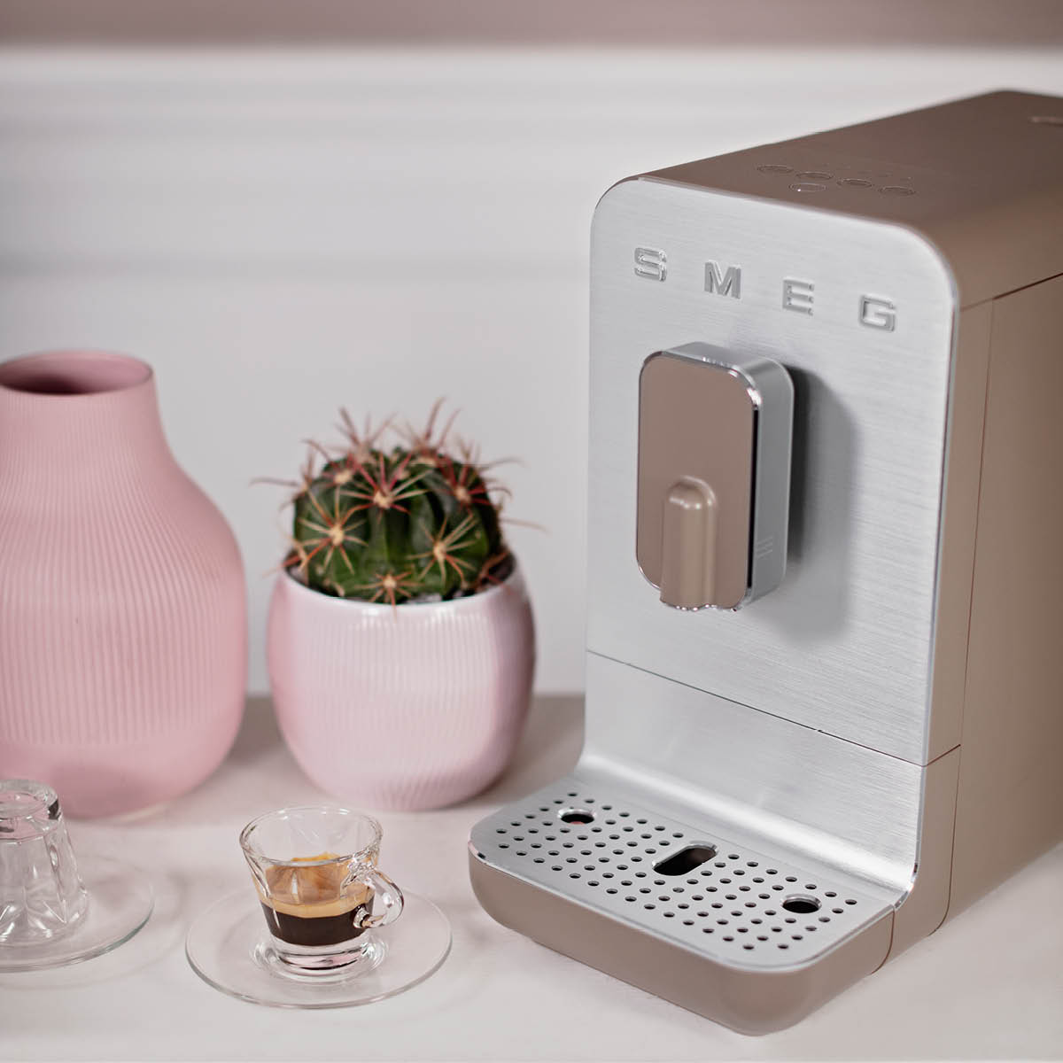 Smeg 50's Style Helautomatisk Kaffemaskin Taupe