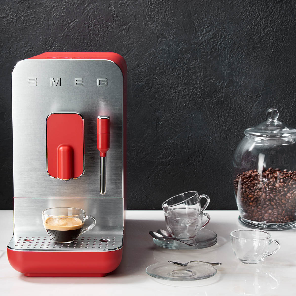 Smeg Helautomatisk Kaffemaskin med mjölkskummare Röd