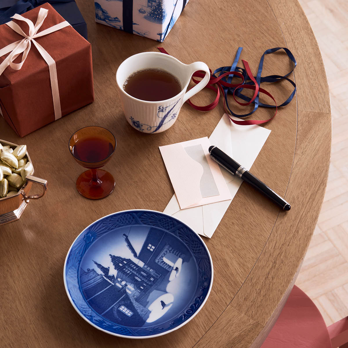 Blue Fluted Pl Alphabet Mugg 33 cl J