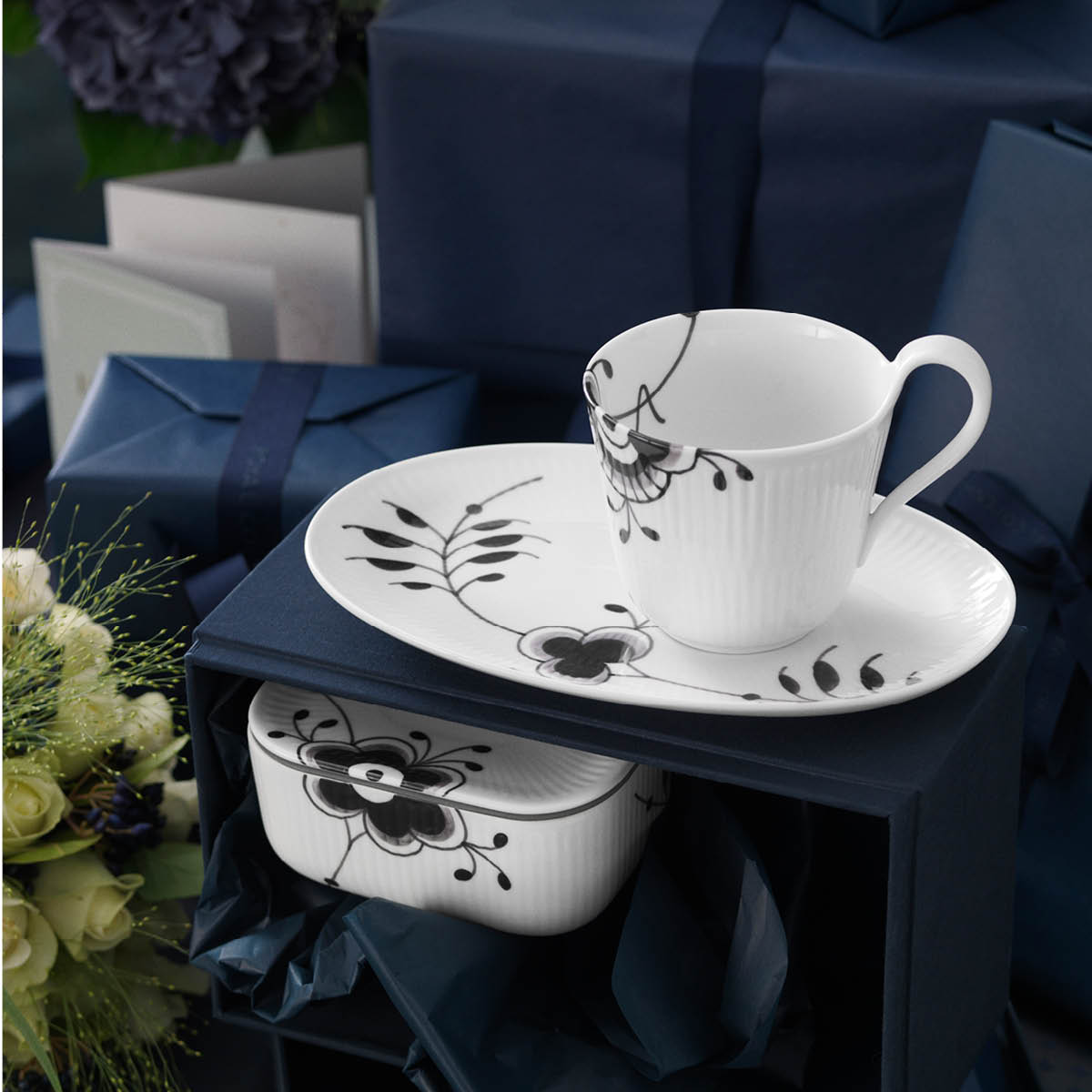 Black Fluted Mega Mugg högt handtag 33 cl