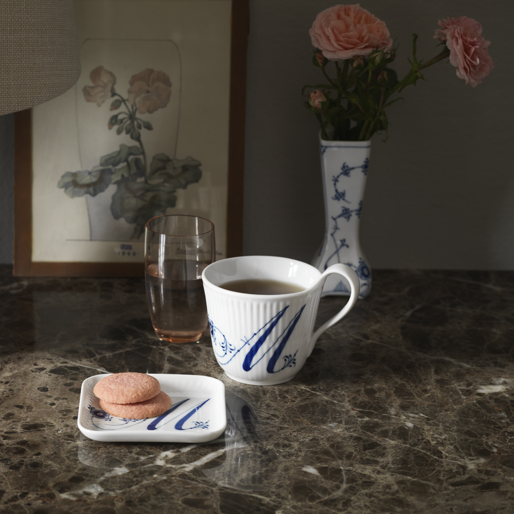 Blue Fluted Pl Alphabet Mugg 33 cl M