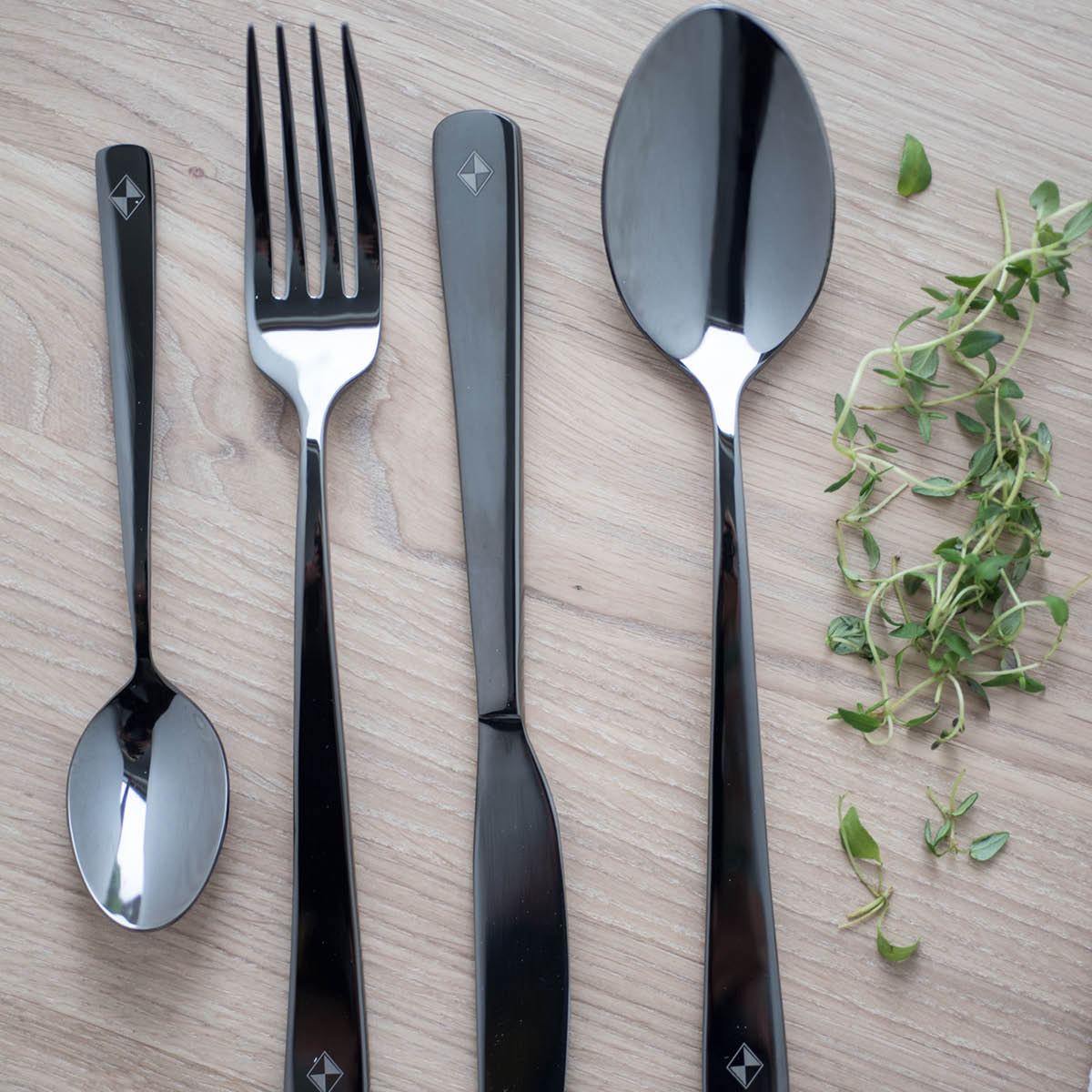 Tokyo Gunmetal Bestickset 16 delar Svart