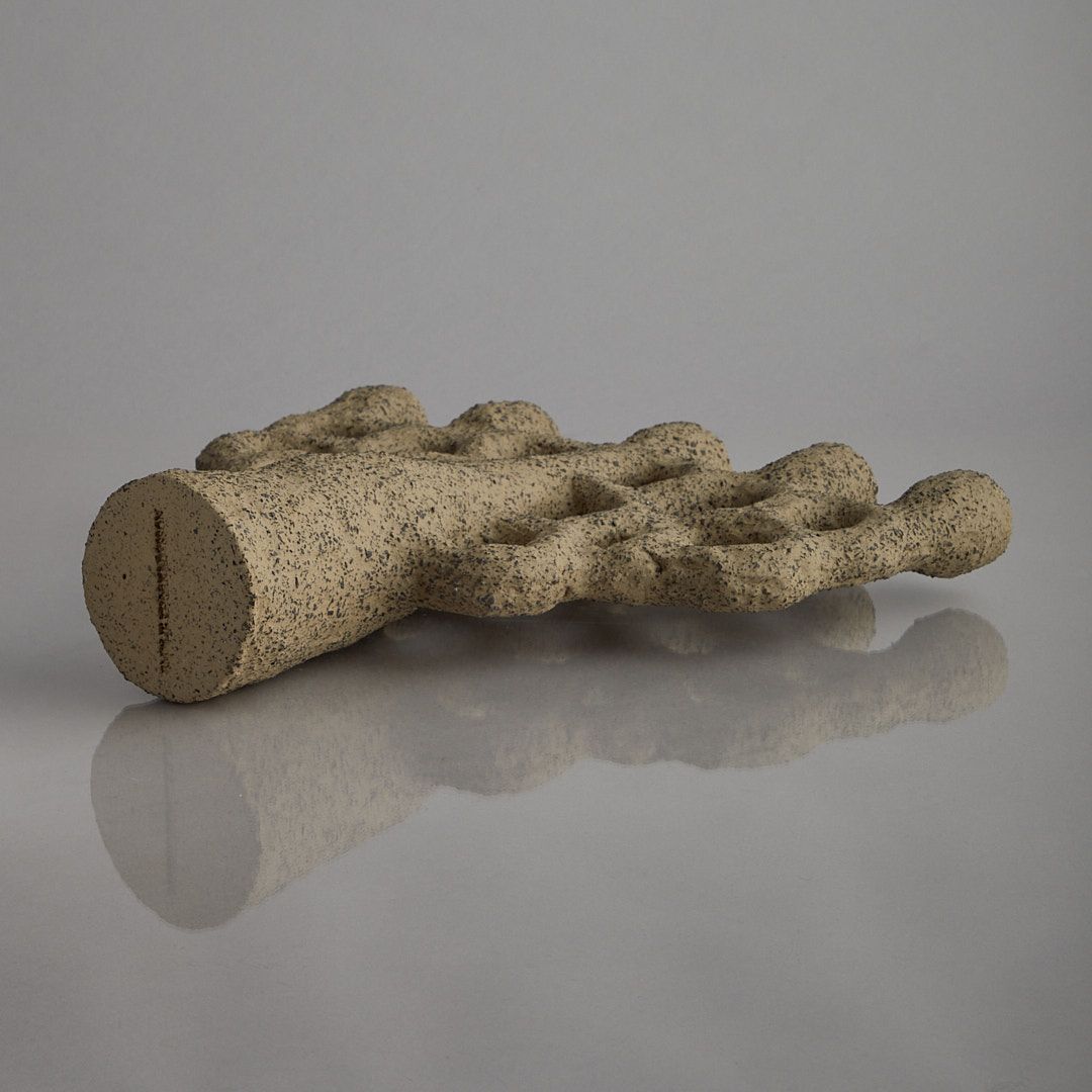 Emelie Thornadtsson ljusstake i beige stengodslera