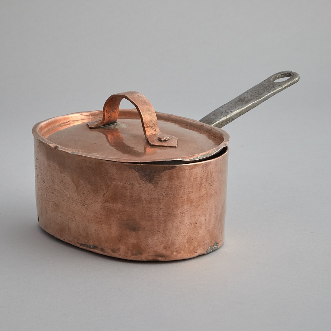 Liten Oval Kopparkastrull med Lock