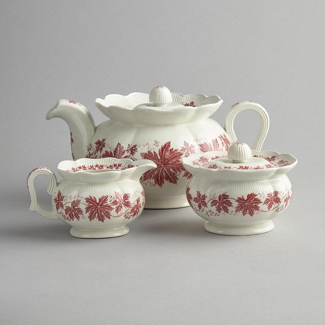 Röd Vinranka tekanna, sockerskål och gräddsnipa